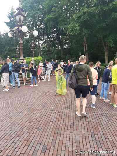 Op bepaalde plekken erg druk in de Efteling, ondanks corona-maatregelen