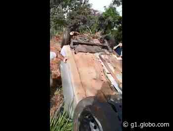 Carro capota após colisão traseira em rodovia de Borborema - G1