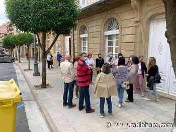Lourdes Estívariz, viuda del teniente coronel del Grupo de Acción Rápida (GAR), Jesús Gayoso, recibe el cariño del Coro del Conservatorio de Haro del que es su directora - Radio Haro - Cadena SER
