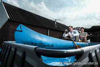 Kanoënde tieners over ondergelopen straat in Groenlo zijn ineens BN’ers: ‘Heb al loonsverhoging gevraagd’