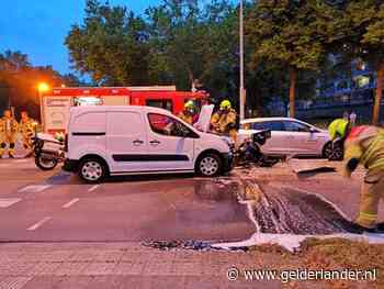 Verkeerslicht compleet vernield door bestelbus bij botsing in Ede
