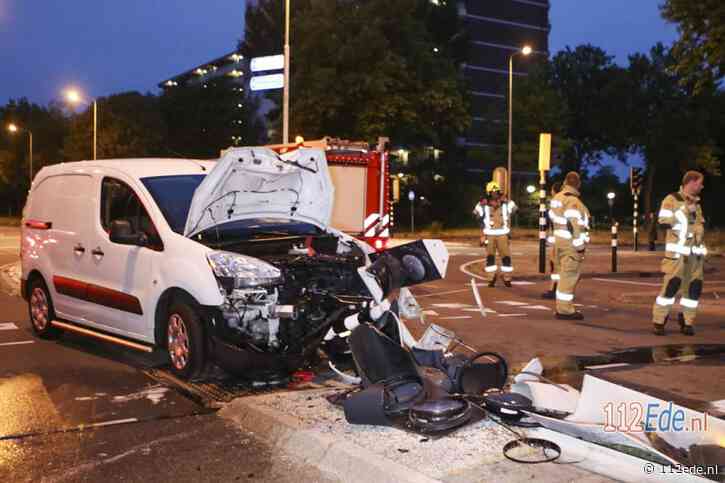Bestelwagen rijdt verkeerslicht uit de grond in Ede