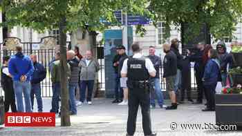 Belfast demonstration held 'to protect war memorials' - BBC News