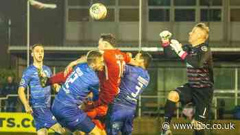 Cadarnhad y bydd timau'n dyrchafu a disgyn yng Nghymru