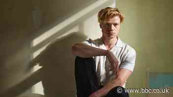 Tom Rhys Harries: Yr actor ar y brig ar Netflix