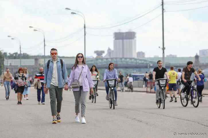 Moscow reopens museums and terraces as it rolls back coronavirus curbs