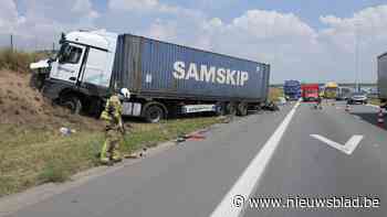 Vrachtwagen rijdt in op signalisatiewagen bij werken op pechstrook E19