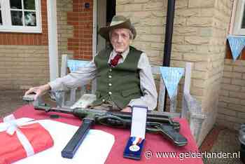 Arnhem veteraan John Waddy (100) toont  trots zijn Schmeisser MP40 en drinkt elke dag een gin met uien