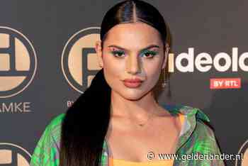 Famke traint strakke billen en zoontje Roxeanne knuffelt vriendin