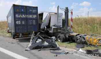 vrachtwagen rijdt in op signalisatiewagen in Wuustwezel - ATV