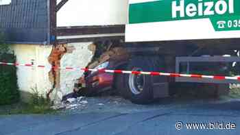 Kurioser Crash in Sachsen - Öl-Tanker rammt Auto in Wohnhaus - BILD