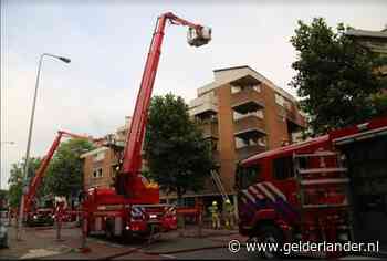 Brand in flat Wageningen: vluchtwegen afgesloten, bewoners via hoogwerker naar beneden; 12 appartementen onbewoonbaar
