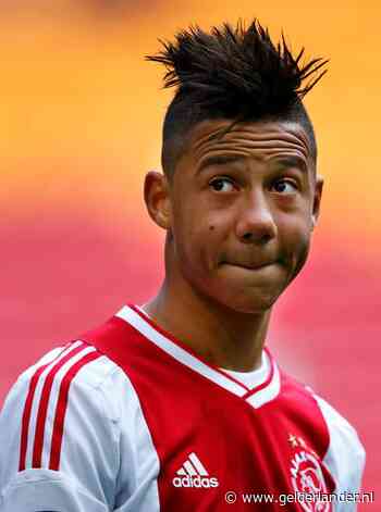 Ex-Ajacied Sana viert goal door te knielen