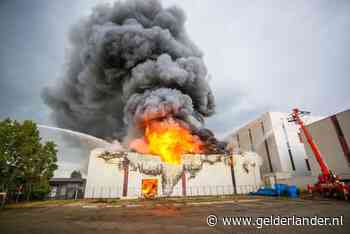 Zeer grote brand bij voedselopslag in Helmond is na uren blussen meester