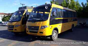 Ônibus para universitários são entregues em Lavras da Mangabeira - Flavio Pinto