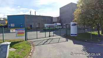 Bron i 100 o weithwyr mewn dwy ffatri wedi dal Covid-19