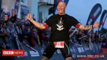 St David Awards: Ex-Wales rugby captain Gareth Thomas wins for HIV work - BBC News