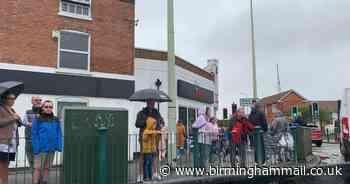 Crowds prepare for huge 140ft oxygen tank being transported through Fazeley