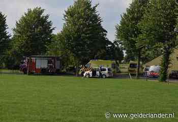 Tractor valt om bij boerderij in Zelhem: meerdere personen zwaargewond