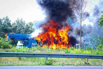 Schuifdeur van busje weggeslagen door explosie bij kraanbrand A50 Arnhem; snelweg nog lang dicht