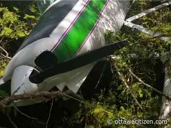Two men walk away from float plane crash near Carleton Place