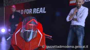 Modena, Dovizioso tiene a battesimo una moto Ducati fatta con 15mila mattoncini di Lego - La Gazzetta di Modena