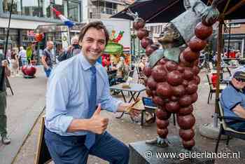 Thierry Baudet brengt verrassingsbezoek aan Tiel: ‘Ik voel dat ik hier welkom ben’