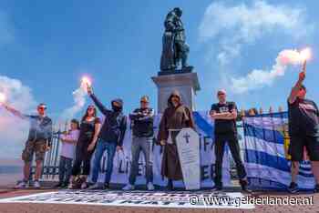 Groepje actievoerders ‘verdedigt’ standbeeld Michiel de Ruyter in Vlissingen