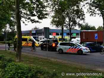 Stunt loopt fataal af: jongeman (19) valt uit winkelwagentje achter auto en overlijdt in Zevenaar