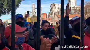 ¿Cuarentena de clase?: Cuidadores de caballos de un hipódromo de Buenos Aires denuncian que están "presos" en el predio por el coronavirus - RT en Español