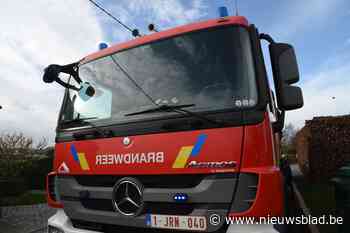 Bestuurder merkt rook onder motorkap voertuig tijdig op