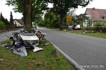 Schwerer Unfall: Auto zerschellt in Tauche an Straßenbaum - Märkische Onlinezeitung
