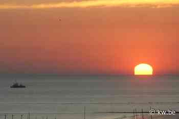 Prachtige zonsopgang aan de kust op langste dag van het jaar