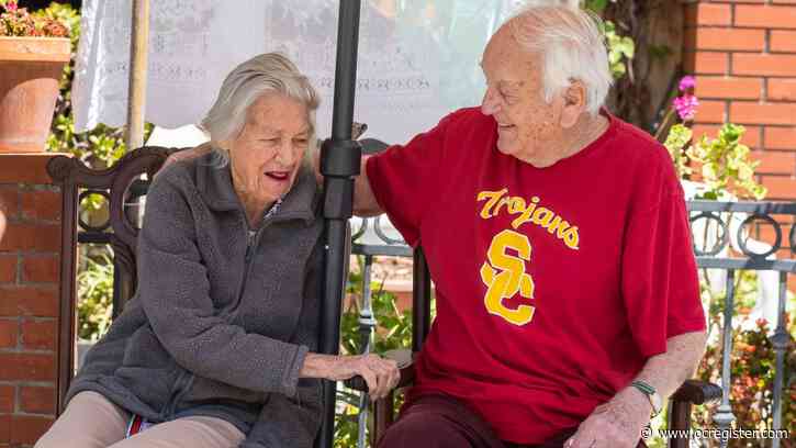 Balboa Island couple celebrates 70th wedding anniversary with drive-by parade