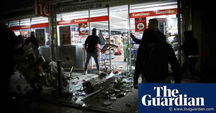 Riots erupt in Stuttgart after police drug checks – video