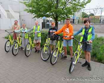 Drie scholen krijgen elk twee fietsen voor kansarme leerlingen