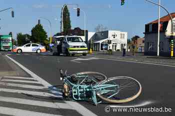 Overstekende fietsster (15) buiten levensgevaar na aanrijding met wagen