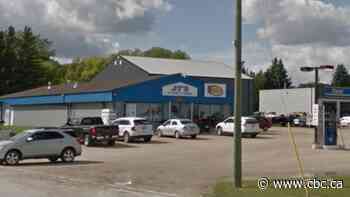 Case of Manitobans with COVID-19 who failed to isolate after travel raises enforcement questions