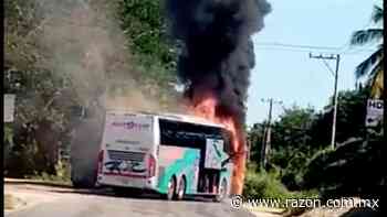 Incendian 3 autobuses y bloquean la carretera Zihuatanejo-Acapulco en Petatlan - La Razon