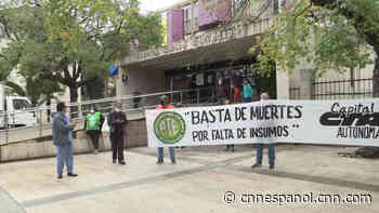 Personal médico protesta en Buenos Aires por muertes por falta de insumos y colegas fallecidos en la pandemia - CNN