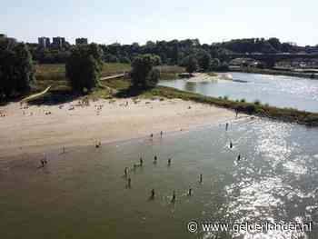 Groep jongeren keert zich tegen duo dat vechtpartij wil sussen op Nijmeegse Waalstrand