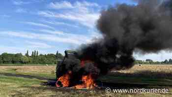 Strohpresse bei Altentreptow in Flammen aufgegangen - Nordkurier