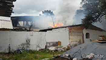 Após explosão, incêndio destrói três residências em Curitiba - CGN
