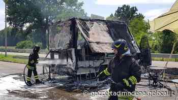 Modena, esplode il chiosco di via Vignolese: titolare ustionato - La Gazzetta di Modena