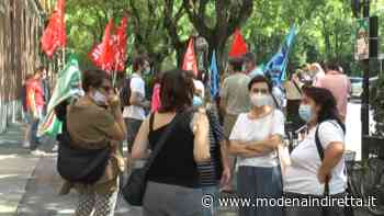 Modena, manifestazione degli addetti alle mense e alle pulizie scolastiche. VIDEO - modenaindiretta.it