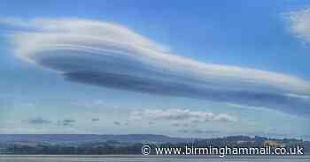 Stunning pictures show rare 'flying saucer cloud' on hottest day of year