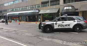 Officers arrest 4 after person with gun at Toronto hotel, police say - Globalnews.ca