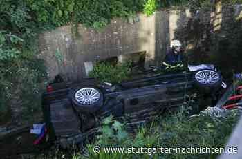 Unfall in Göppingen - Auto landet im Bach – zwei Verletzte - Stuttgarter Nachrichten