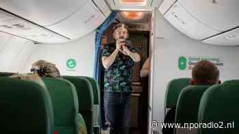 Cabaretier Kasper van Kooten geeft show in een vliegtuig - NPO Radio 2