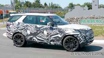 2021 Land Rover Discovery spied hiding a mid-cycle facelift